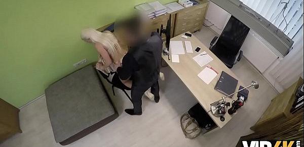 VIP4K. Die vollbusige Blondine Blanche gibt sich der